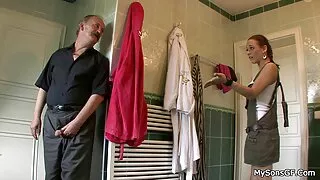 ایک سنہرے بالوں والی اور ایک mulatto کے ساتھ ایک فلم سگسی ترکی دکان میں Threesome کے.