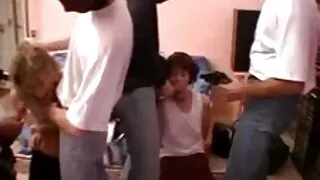 چیک ایک مرگا کے ساتھ ایک گدی تیار کرتا ہے. فیلم سکسی ترکی ایرانی