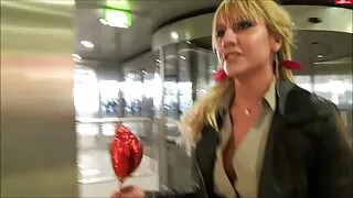 Threesome کے بار میں-دو سکس ترکیه ای لڑکیوں کے لئے چاہتے ہیں آخر کے قریب بار کاؤنٹر.