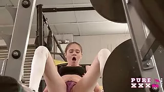 ایک dildo کے ساتھ سکس ترکيه اي Curvochka کاٹیج پنیر.