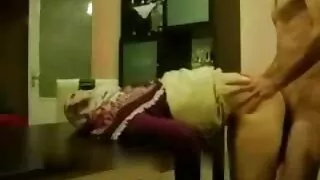 اس کے خلاف مزاحمت کے بغیر ، پہلے آنے سکس گی ترکی والے کو چوسنا.